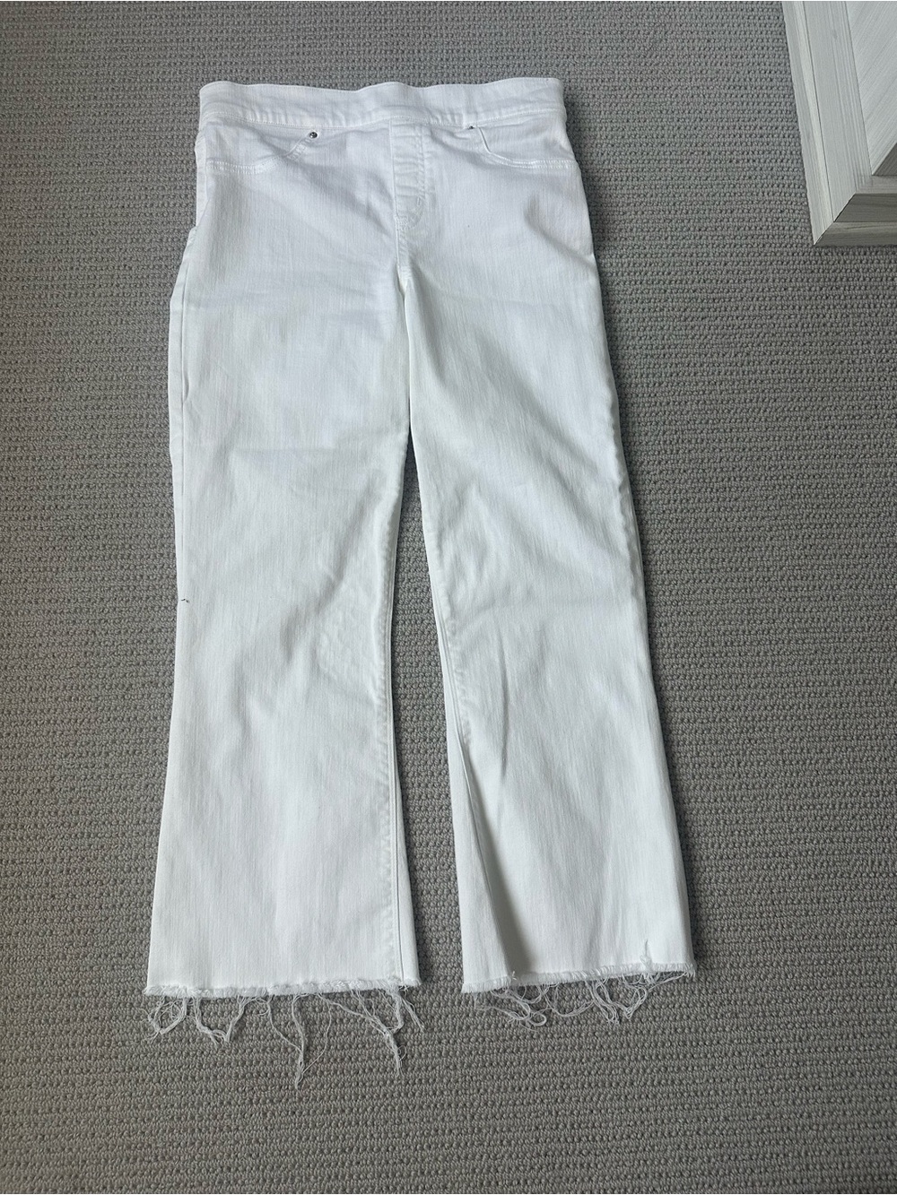 Spanx size Medium White Women's Raw-Hem cropped Jeans